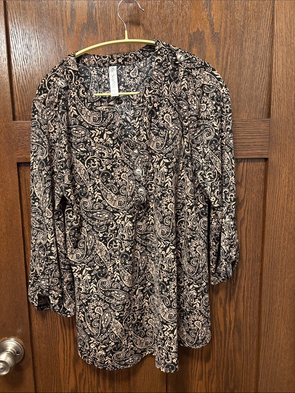 Dear Scarlett Black and Cream Paisley Button-Front Tunic. Small